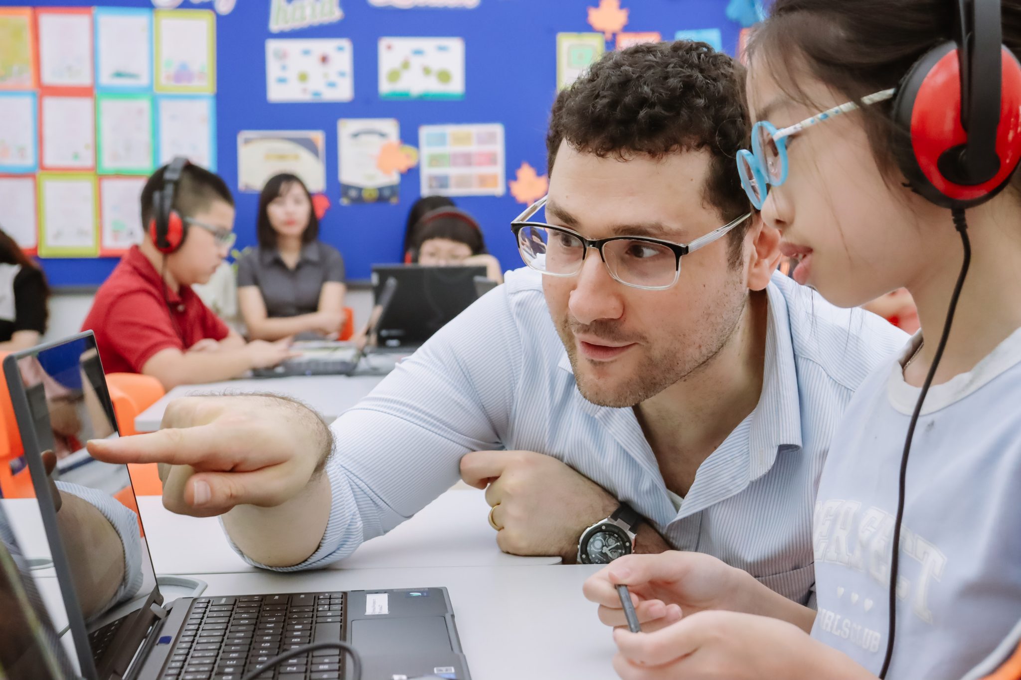 Phương pháp giảng dạy cá nhân hóa giúp giáo viên Phenikaa School tìm hiểu thế mạnh của từng học sinh và tư vấn hướng phát triển phù hợp.