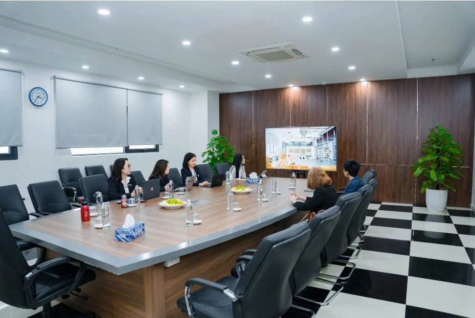 Overview of the exchange and discussion between Phenikaa School and representatives of the Spanish Ministry of Education.